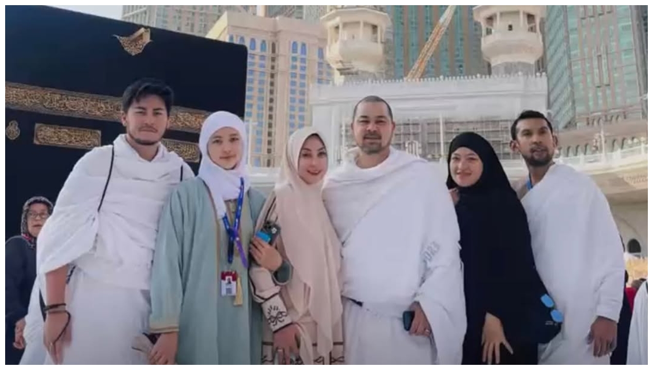 Potret bahagia Annisa Trihapsari umrah bareng anak, ada Danvy Rukmana, cicit keluarga Cendana 