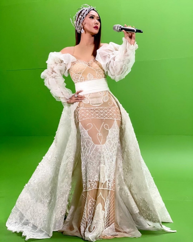 Gaya 10 penyanyi kenakan busana nude seperti warna kulit, penampilan Raisa paling curi perhatian