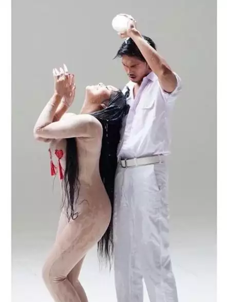 Gaya 10 penyanyi kenakan busana nude seperti warna kulit, penampilan Raisa paling curi perhatian