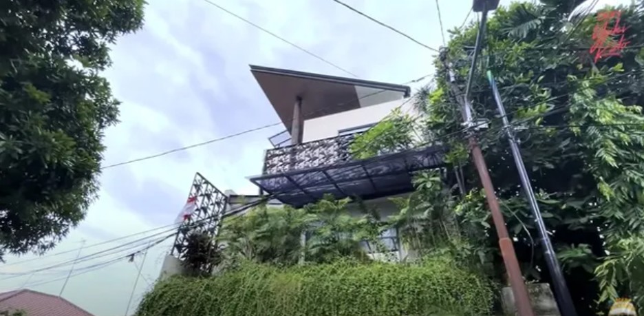 9 Potret rumah Vidi Aldiano ini meski di lahan sempit tapi kesannya lega, buka pintu langsung dapur