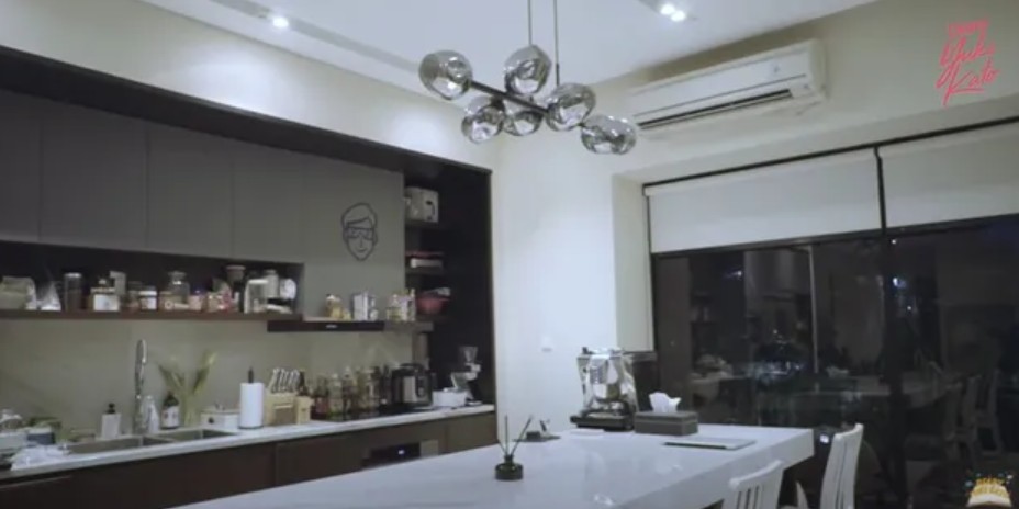 9 Potret rumah Vidi Aldiano ini meski di lahan sempit tapi kesannya lega, buka pintu langsung dapur