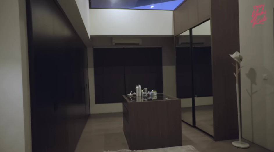 9 Potret rumah Vidi Aldiano ini meski di lahan sempit tapi kesannya lega, buka pintu langsung dapur