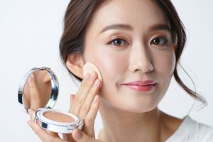 5 Rekomendasi produk cushion anticrack untuk usia 40 tahunan, wajah lembap dan garis halus tersamarkan