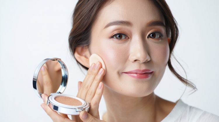 5 Rekomendasi produk cushion anticrack untuk usia 40 tahunan, wajah lembap dan garis halus tersamarkan