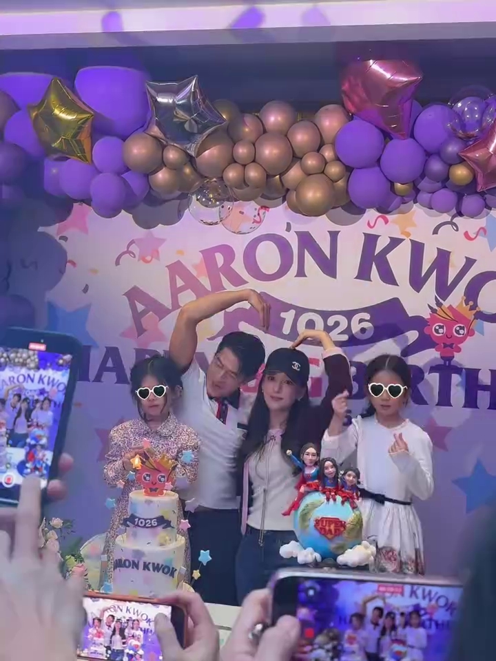 7 Potret istri Aaron Kwok usai melahirkan anak ke-3, tampil singset pakai jeans 5 hari setelah lahiran