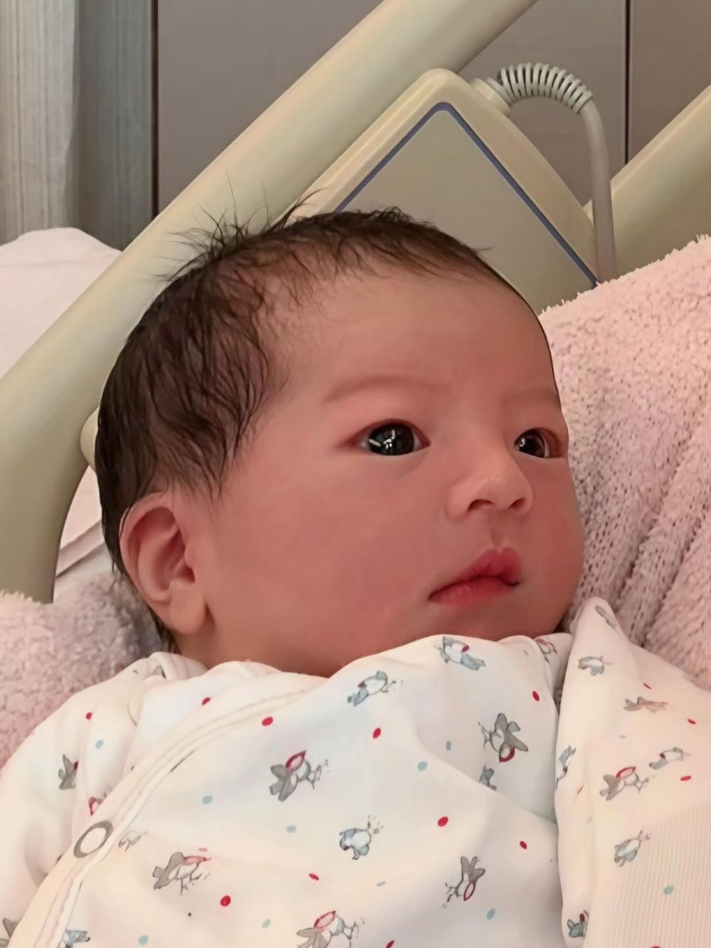 7 Potret istri Aaron Kwok usai melahirkan anak ke-3, tampil singset pakai jeans 5 hari setelah lahiran