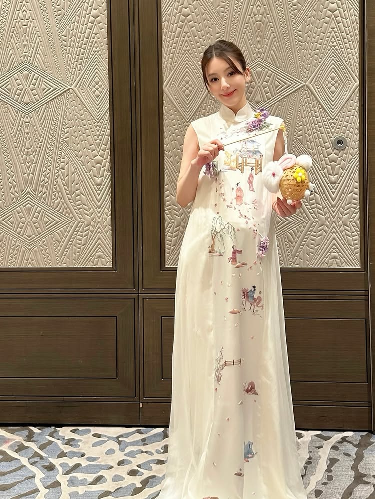 7 Potret istri Aaron Kwok usai melahirkan anak ke-3, tampil singset pakai jeans 5 hari setelah lahiran