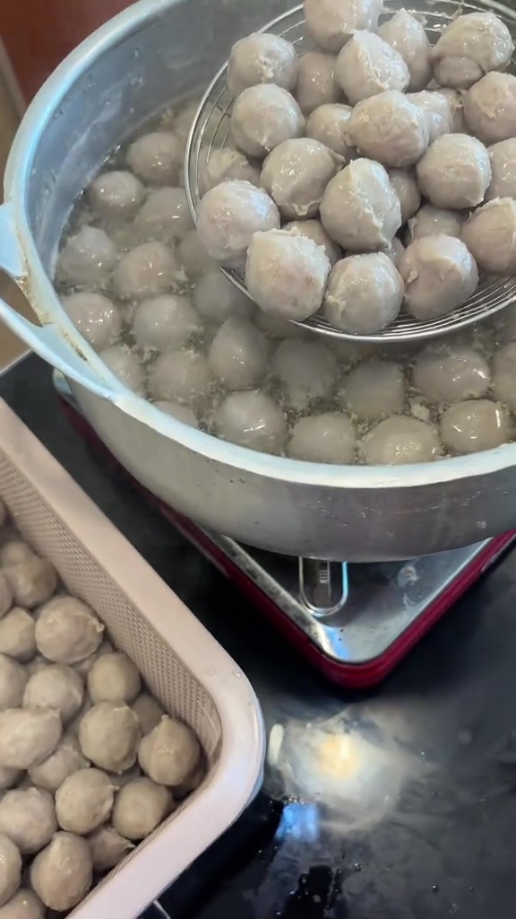 Sepele tapi penting, ini trik merebus bakso biar nggak overcooked tanpa perlu direndam air es