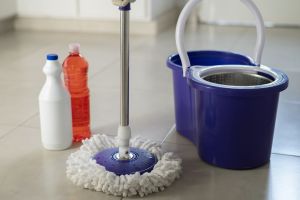 Bukan cuka atau baking soda, rebusan kulit buah ini bisa bikin lantai kesat dan antiamis saat dipel