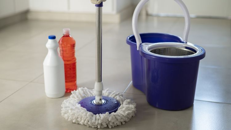 Bukan cuka atau baking soda, rebusan kulit buah ini bisa bikin lantai kesat dan antiamis saat dipel