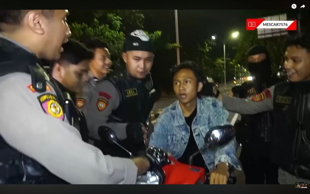 7 Momen Fajar Sadboy kena 'tilang' polisi gegara tak pakai helm, ekspresinya bikin ngakak