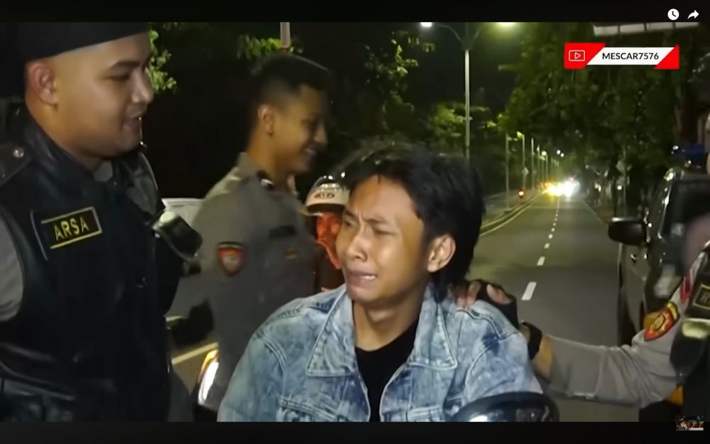 7 Momen Fajar Sadboy kena 'tilang' polisi gegara tak pakai helm, ekspresinya bikin ngakak