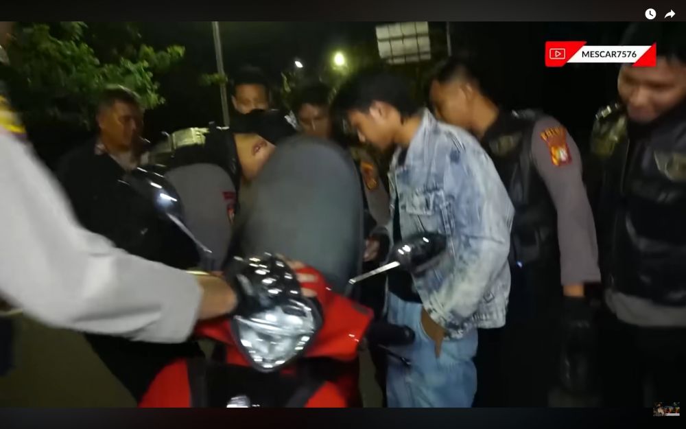 7 Momen Fajar Sadboy kena 'tilang' polisi gegara tak pakai helm, ekspresinya bikin ngakak