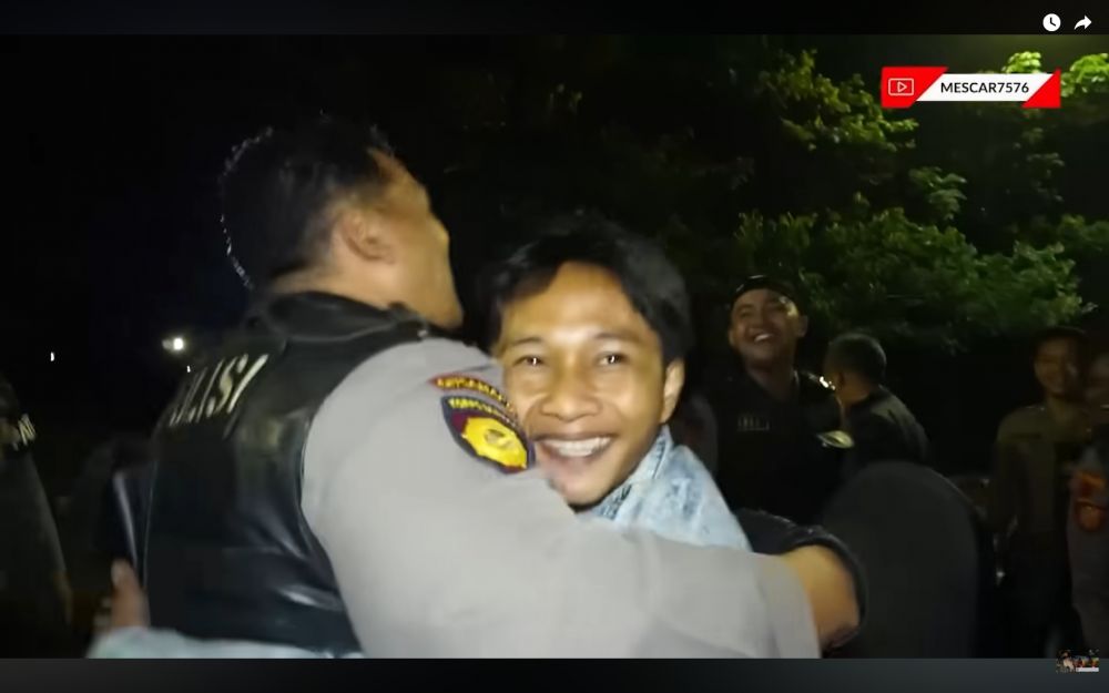 7 Momen Fajar Sadboy kena 'tilang' polisi gegara tak pakai helm, ekspresinya bikin ngakak