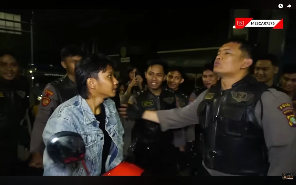 7 Momen Fajar Sadboy kena 'tilang' polisi gegara tak pakai helm, ekspresinya bikin ngakak