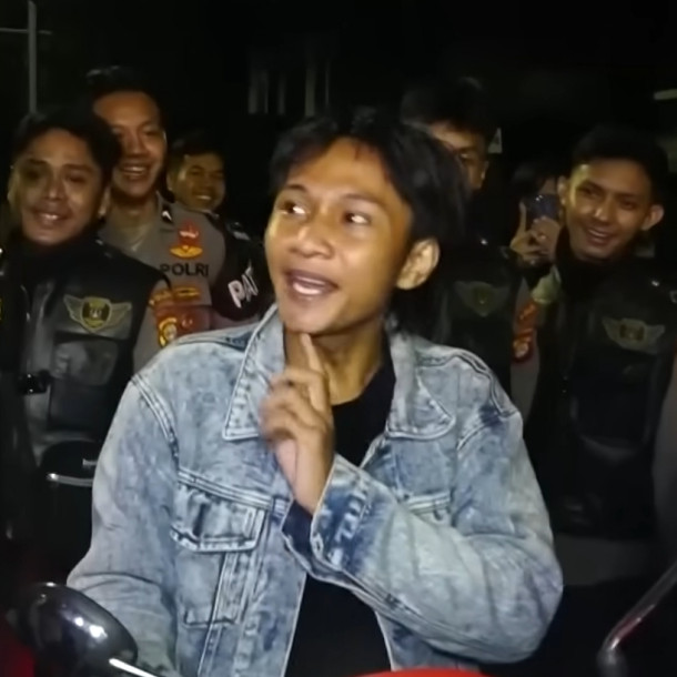 7 Momen Fajar Sadboy kena 'tilang' polisi gegara tak pakai helm, ekspresinya bikin ngakak