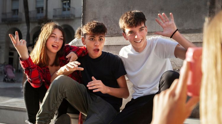 Apa itu kalcer? Pahami arti, asal, dan kenapa istilah ini lagi ngetren di kalangan anak muda