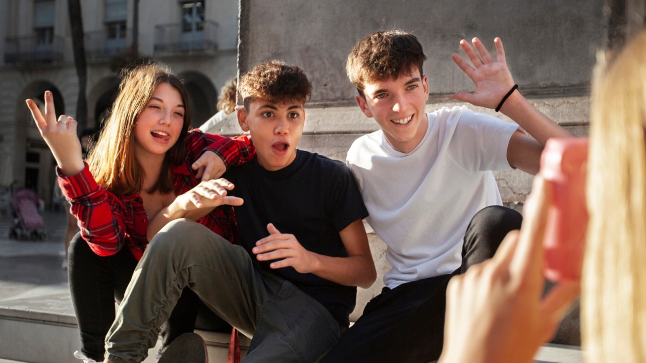 Apa itu kalcer? Pahami arti, asal, dan kenapa istilah ini lagi ngetren di kalangan anak muda