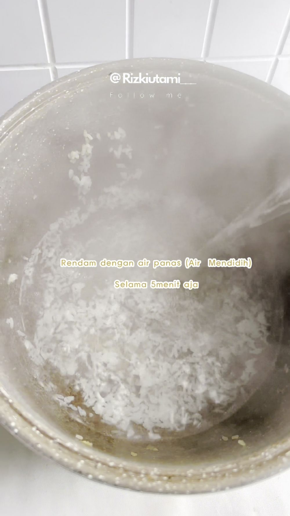 Bisa merusak lapisan antilengket, ini cara bersihkan kerak nasi biar hilang tanpa bekas dalam 5 menit