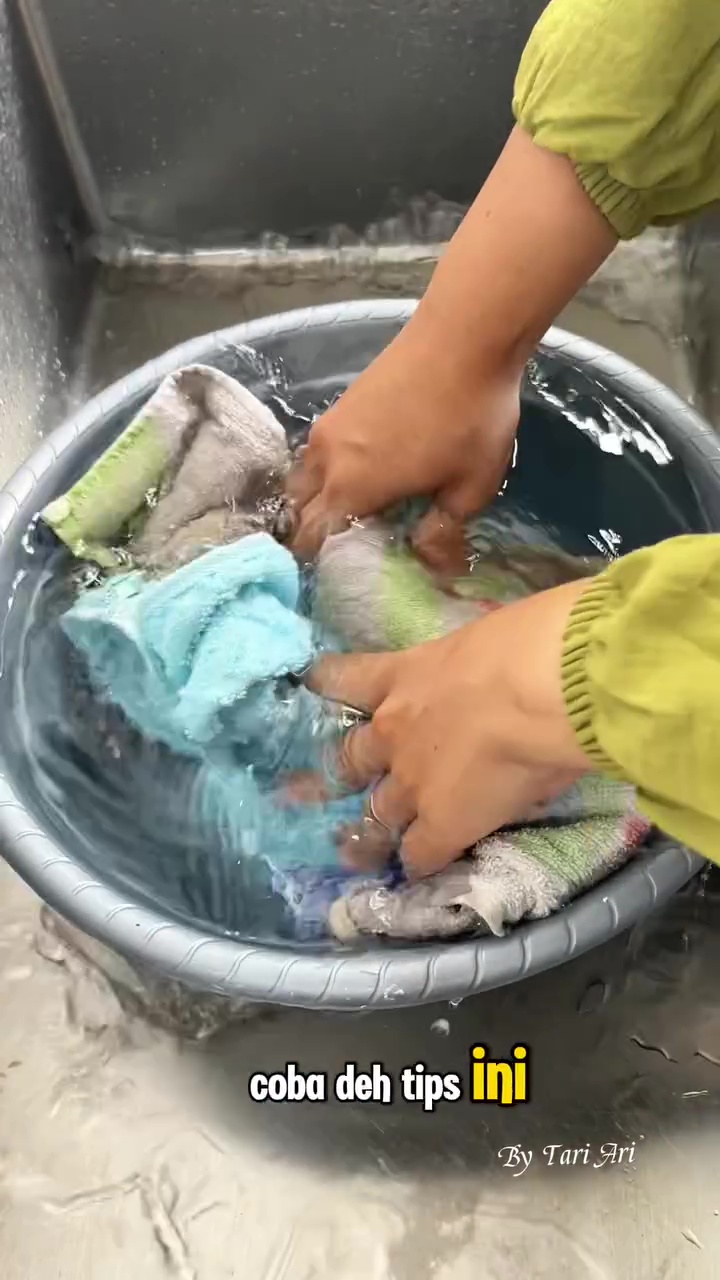 Handuk sudah dicuci tapi masih bau apek? Coba trik ini biar wangi lagi dan lebih kinclong
