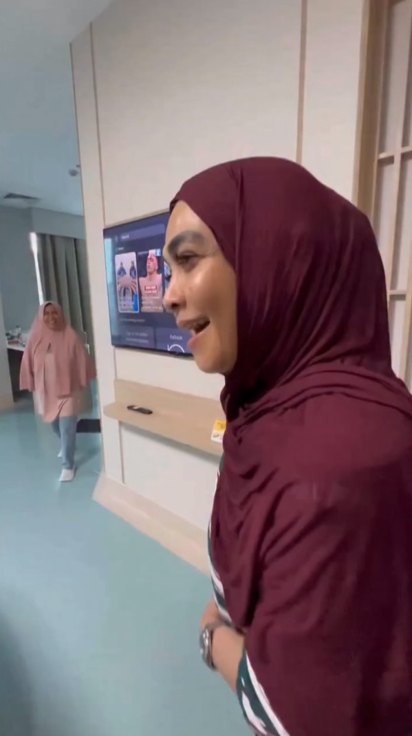 9 Potret Rieta Amilia ajak Sandy Nayoan jenguk Fahmi Bo, keakraban dua seleb era 90-an bikin kaget