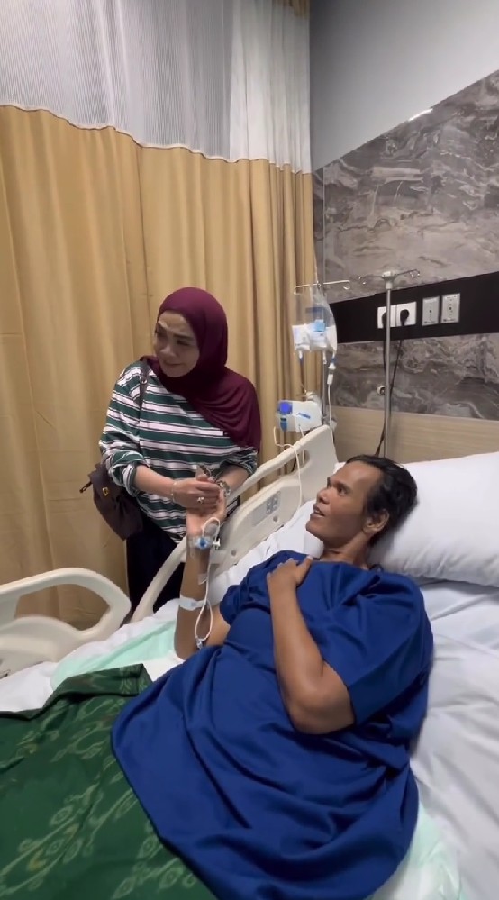 9 Potret Rieta Amilia ajak Sandy Nayoan jenguk Fahmi Bo, keakraban dua seleb era 90-an bikin kaget
