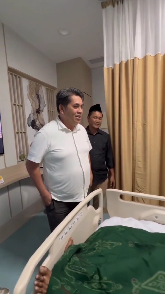 9 Potret Rieta Amilia ajak Sandy Nayoan jenguk Fahmi Bo, keakraban dua seleb era 90-an bikin kaget