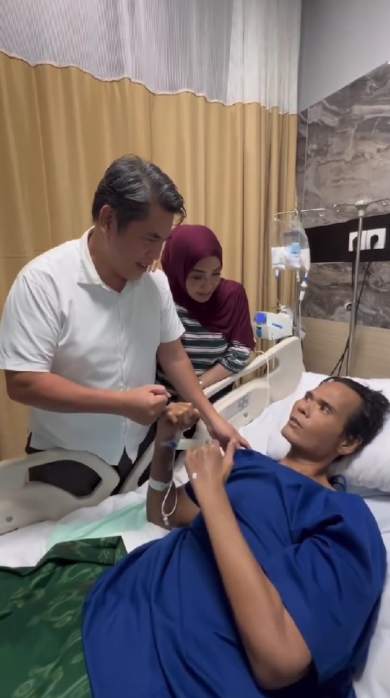 9 Potret Rieta Amilia ajak Sandy Nayoan jenguk Fahmi Bo, keakraban dua seleb era 90-an bikin kaget