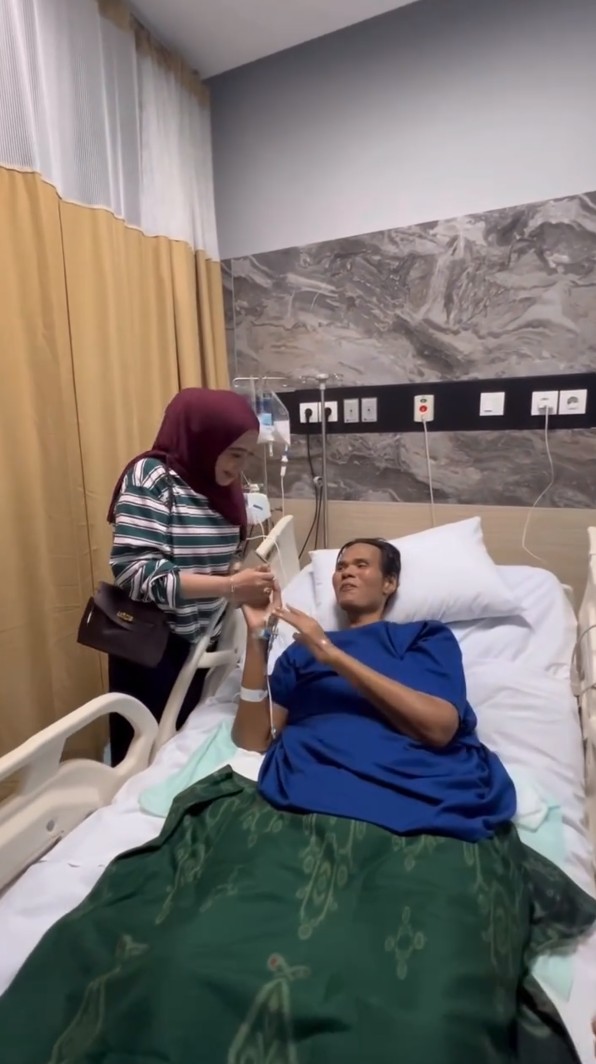9 Potret Rieta Amilia ajak Sandy Nayoan jenguk Fahmi Bo, keakraban dua seleb era 90-an bikin kaget
