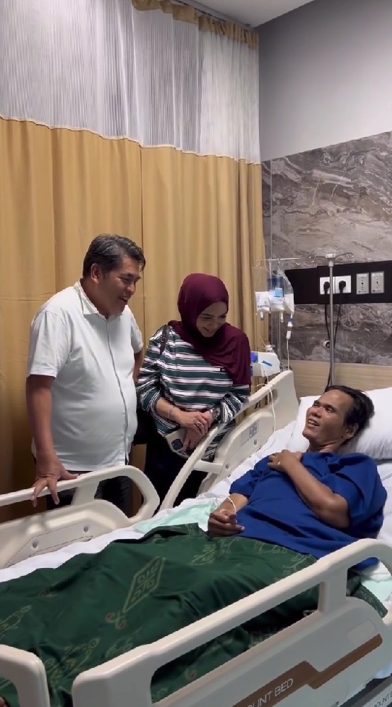9 Potret Rieta Amilia ajak Sandy Nayoan jenguk Fahmi Bo, keakraban dua seleb era 90-an bikin kaget