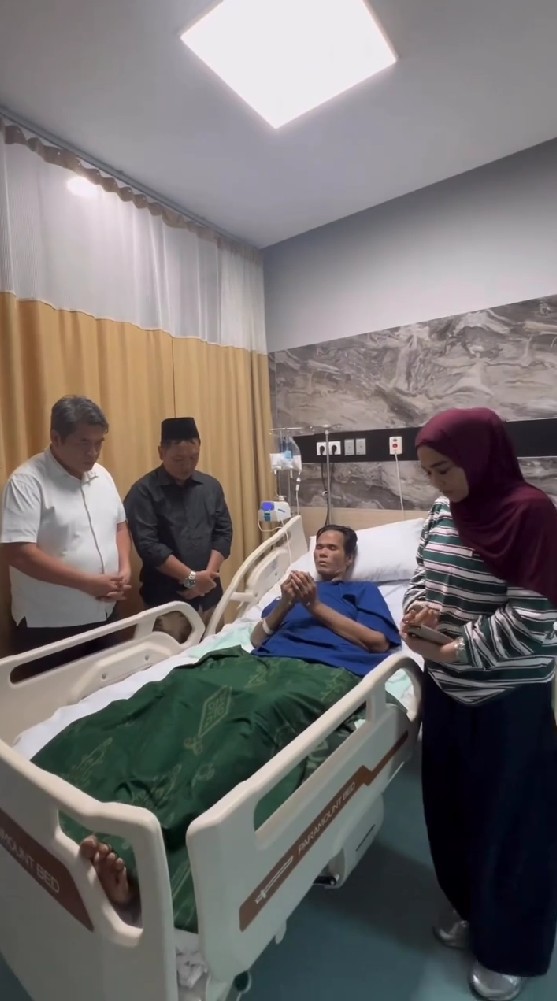 9 Potret Rieta Amilia ajak Sandy Nayoan jenguk Fahmi Bo, keakraban dua seleb era 90-an bikin kaget