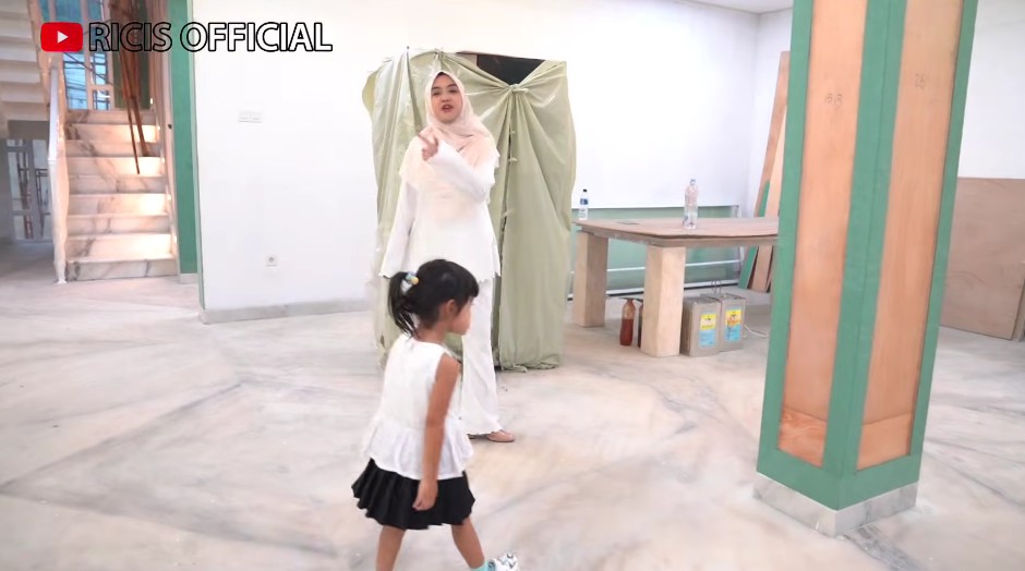 9 Potret rumah baru Ria Ricis ini hampir jadi, siap terima sponsor untuk lengkapi furnitur