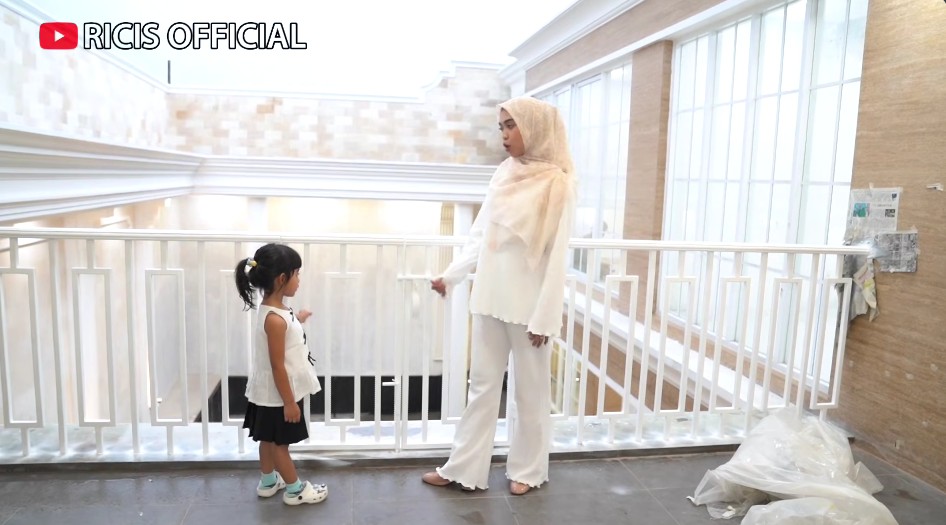 9 Potret rumah baru Ria Ricis ini hampir jadi, siap terima sponsor untuk lengkapi furnitur