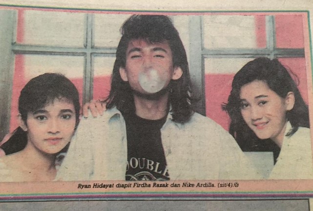 Cewek di samping mendiang Ryan Hidayat dan Nike Ardilla ini ibu eks aktor cilik, 9 potret masa mudanya