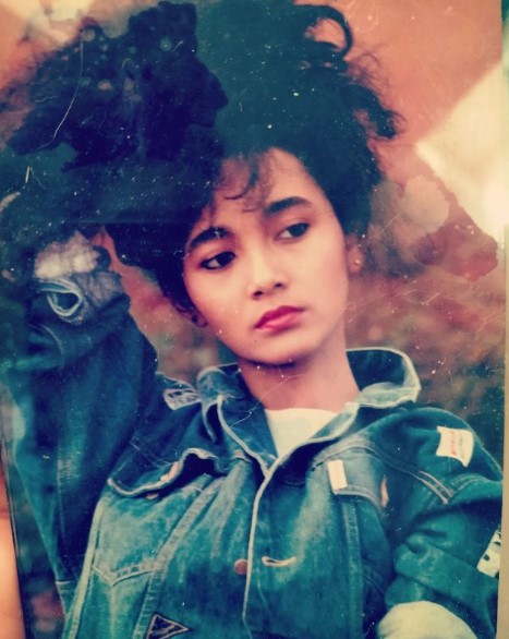 Cewek di samping mendiang Ryan Hidayat dan Nike Ardilla ini ibu eks aktor cilik, 9 potret masa mudanya