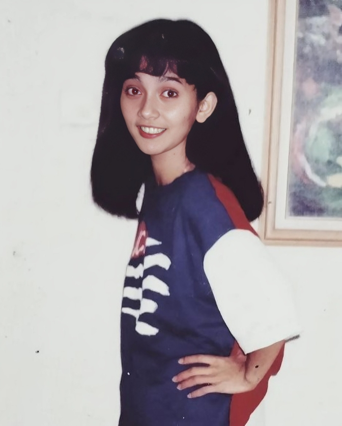 Cewek di samping mendiang Ryan Hidayat dan Nike Ardilla ini ibu eks aktor cilik, 9 potret masa mudanya