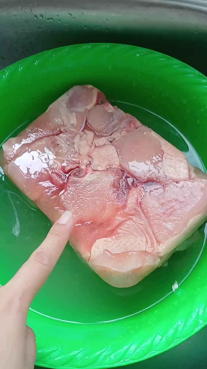 Daging beku tak kunjung lunak meski direndam cuka dan garam? Coba pakai trik baru ini biar antigagal