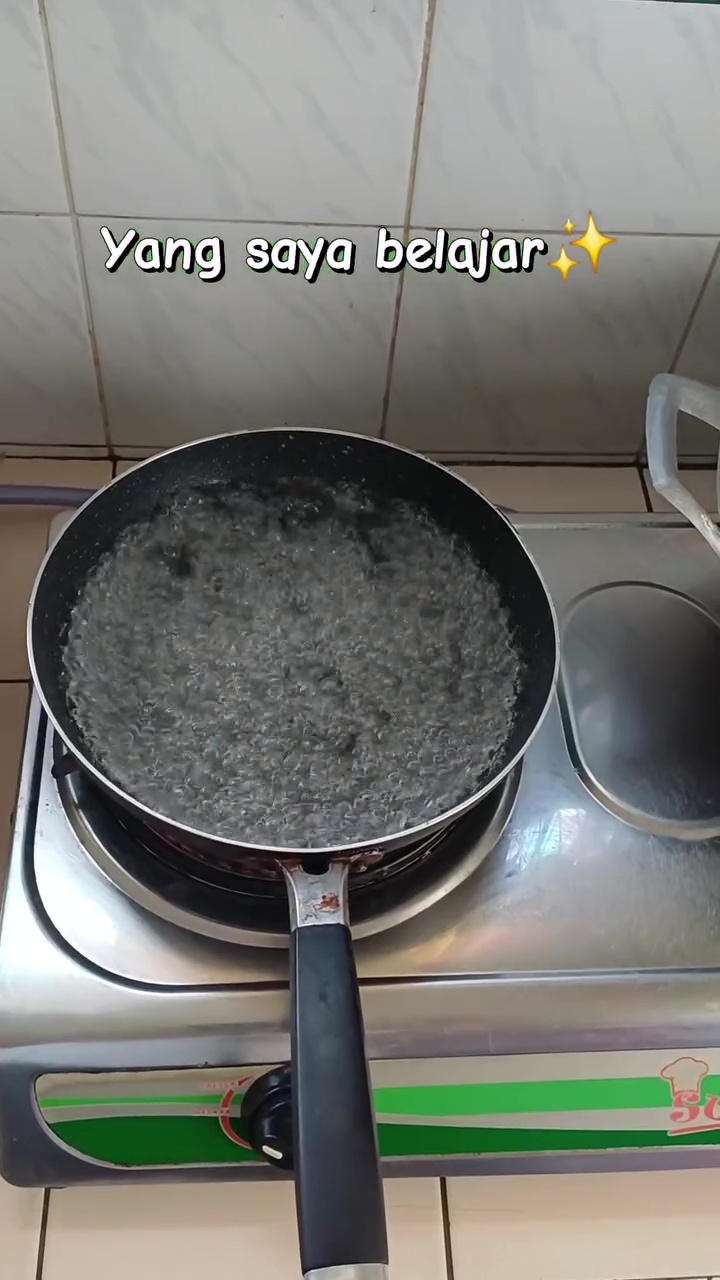 Daging beku tak kunjung lunak meski direndam cuka dan garam? Coba pakai trik baru ini biar antigagal