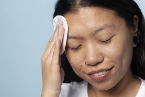 9 Skincare Emina untuk mengecilkan pori-pori wajah, mengencangkan kulit harga di bawah Rp 50 ribu