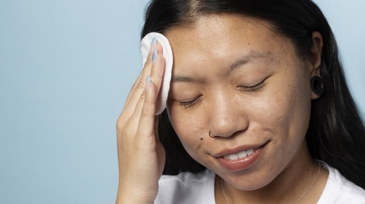 9 Skincare Emina untuk mengecilkan pori-pori wajah, mengencangkan kulit harga di bawah Rp 50 ribu