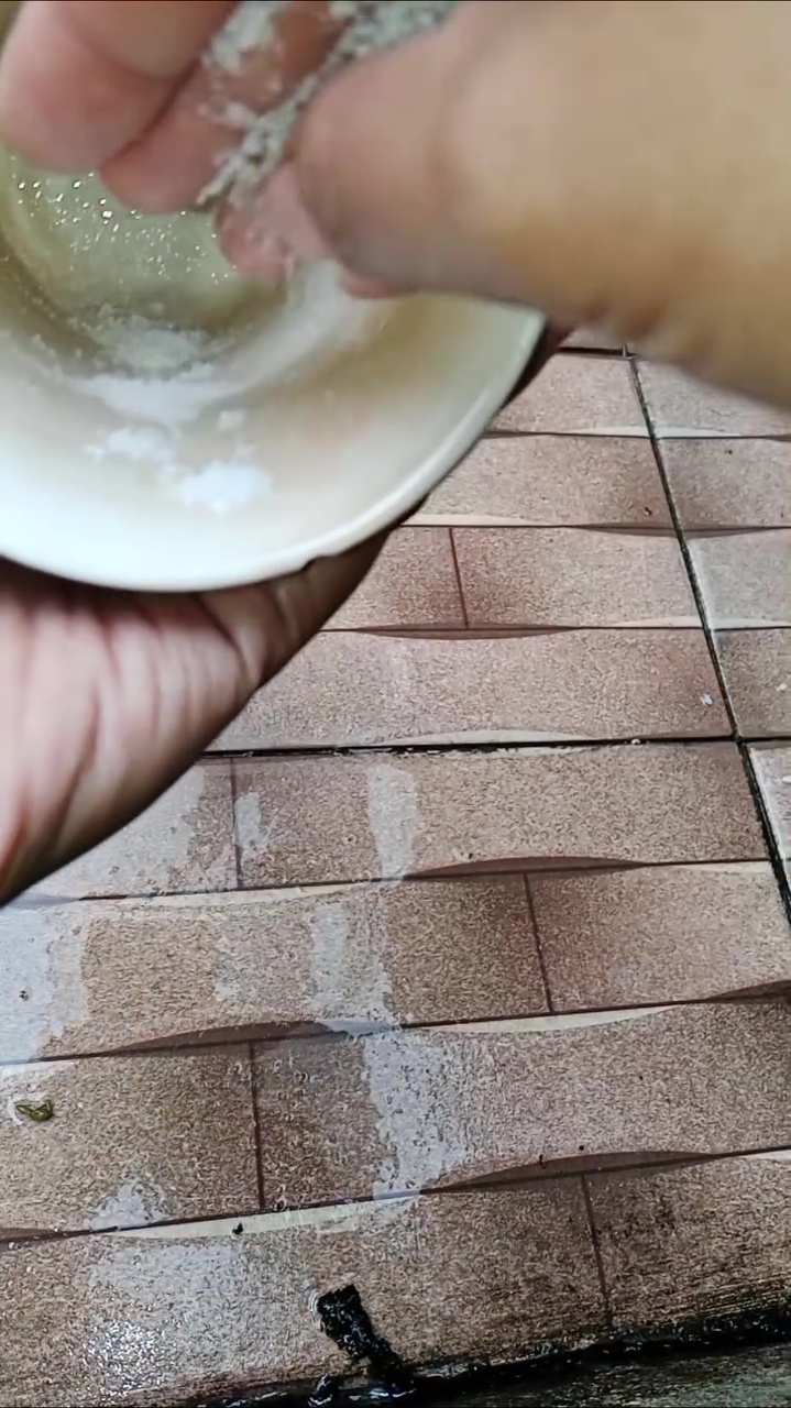 Bukan sitrun atau soda kue, ternyata bumbu dapur ini ampuh basmi kerak di gelas dalam sekali gosok