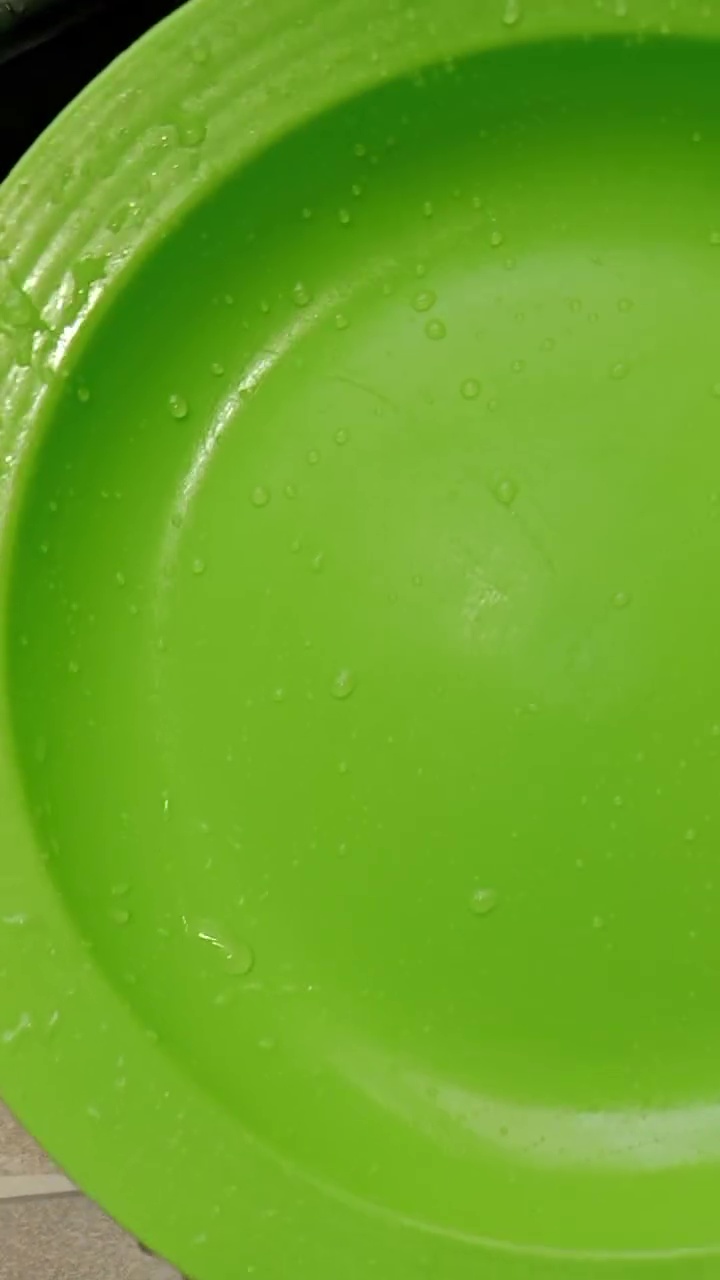 Noda minyak bikin piring plastik jadi licin? Cuma butuh 3 langkah untuk membersihkannya tanpa sabun