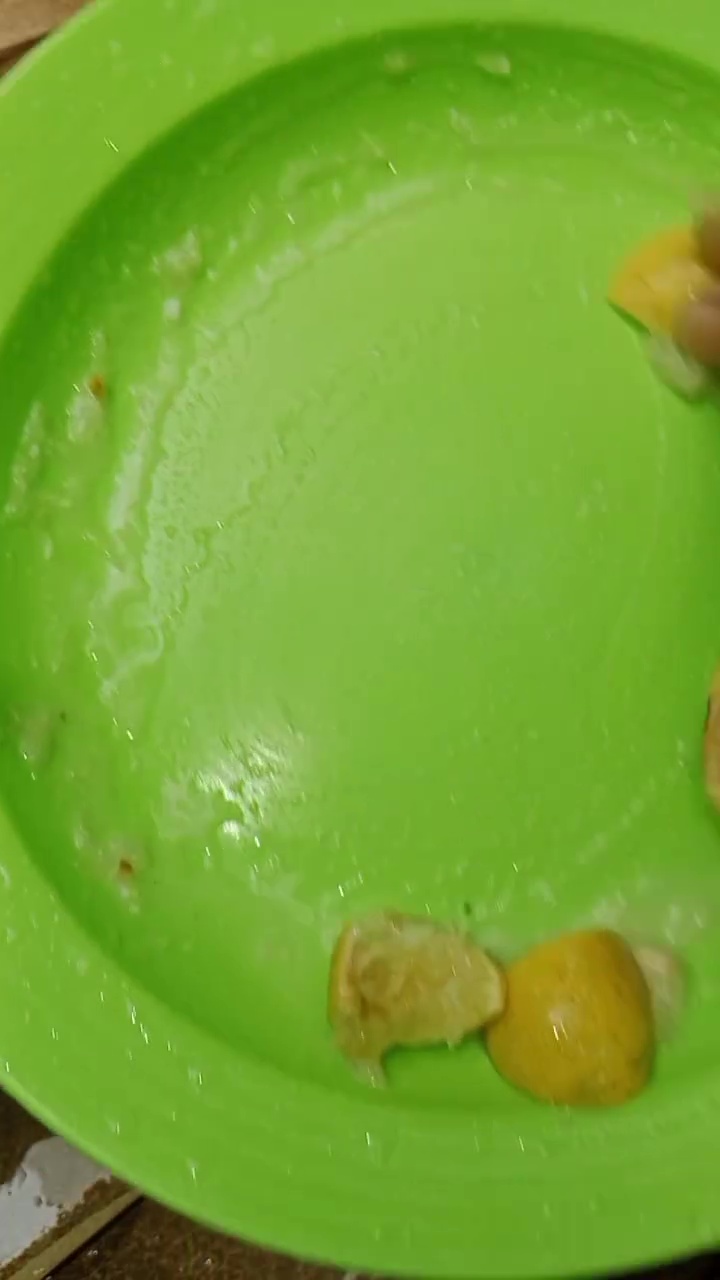 Noda minyak bikin piring plastik jadi licin? Cuma butuh 3 langkah untuk membersihkannya tanpa sabun