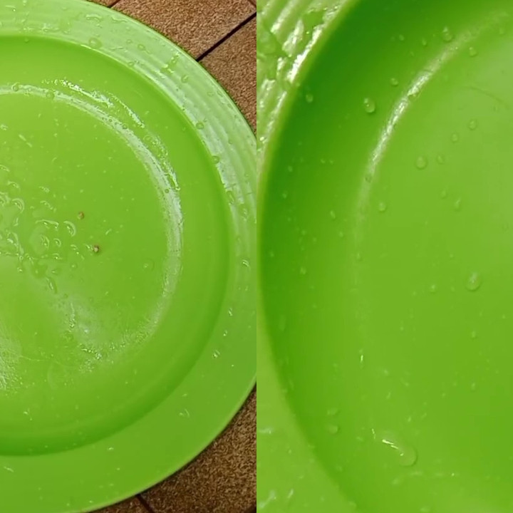 Noda minyak bikin piring plastik jadi licin? Cuma butuh 3 langkah untuk membersihkannya tanpa sabun