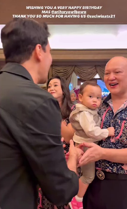 9 Potret perayaan ultah Ari Sigit ke-55, momen istri dan dua mantan istri akur bikin salfok