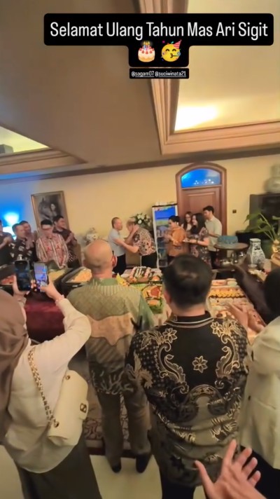 9 Potret perayaan ultah Ari Sigit ke-55, momen istri dan dua mantan istri akur bikin salfok