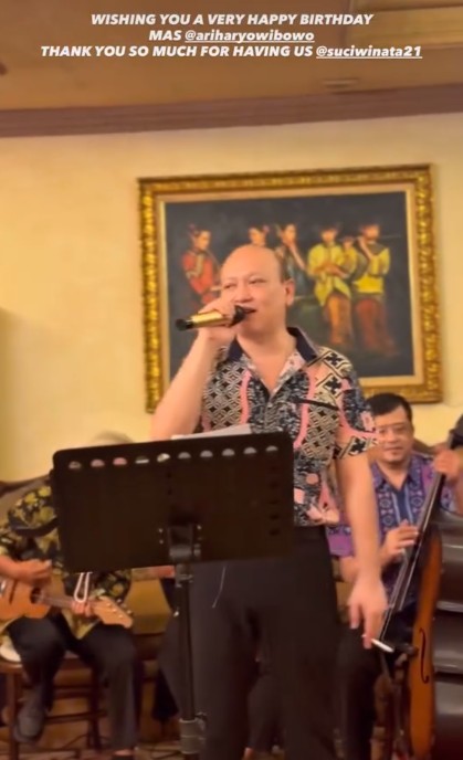 9 Potret perayaan ultah Ari Sigit ke-55, momen istri dan dua mantan istri akur bikin salfok