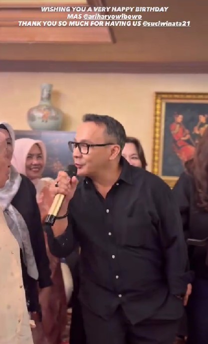 9 Potret perayaan ultah Ari Sigit ke-55, momen istri dan dua mantan istri akur bikin salfok