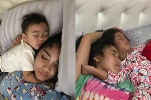 Manisnya hangat dan penuh kasih sayang, begini foto lawas 7 seleb tidur bareng anak saat masih kecil