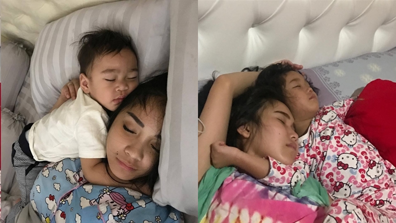 Manisnya hangat dan penuh kasih sayang, begini foto lawas 7 seleb tidur bareng anak saat masih kecil